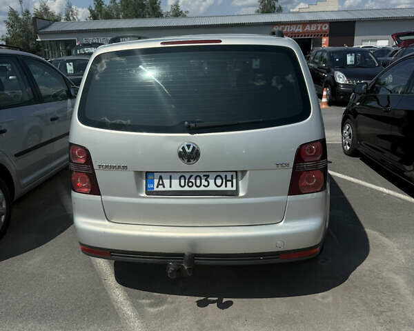 Серый Фольксваген Туран, объемом двигателя 1.9 л и пробегом 344 тыс. км за 6500 $, фото 1 на Automoto.ua