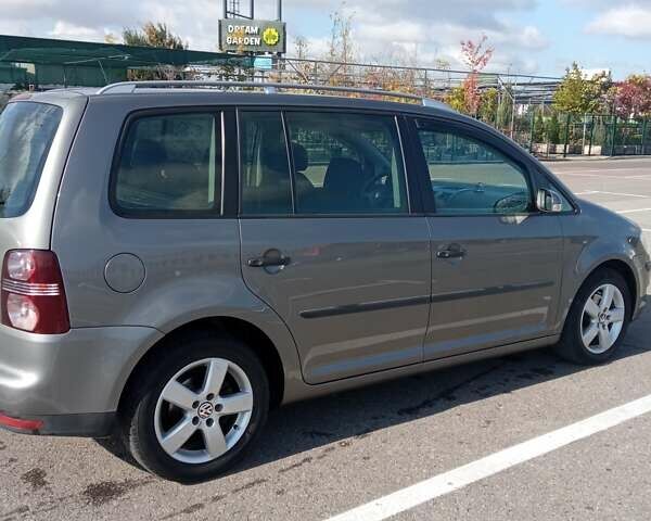 Серый Фольксваген Туран, объемом двигателя 1.9 л и пробегом 235 тыс. км за 8500 $, фото 11 на Automoto.ua