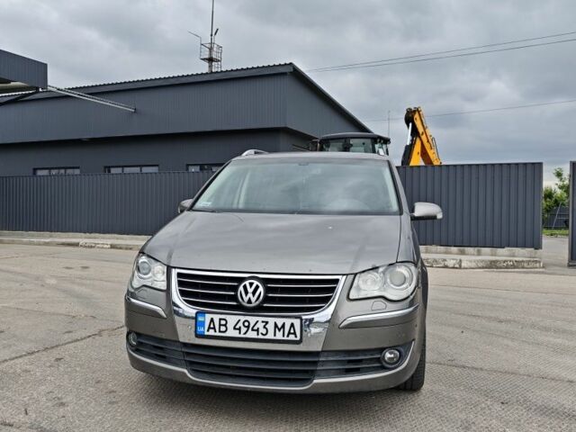 Серый Фольксваген Туран, объемом двигателя 2 л и пробегом 327 тыс. км за 4500 $, фото 1 на Automoto.ua