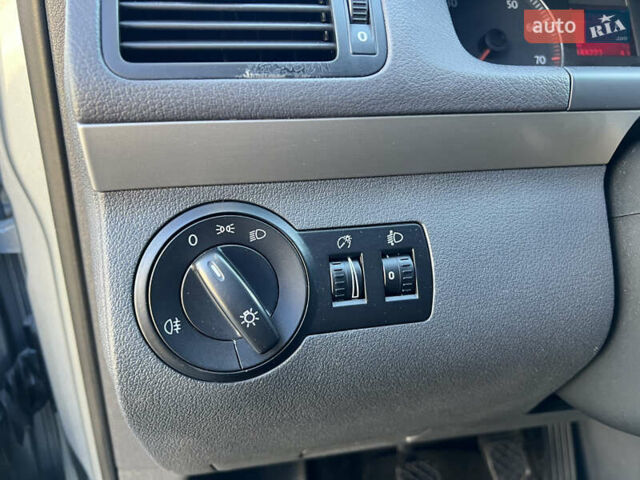 Серый Фольксваген Туран, объемом двигателя 1.4 л и пробегом 188 тыс. км за 6000 $, фото 61 на Automoto.ua