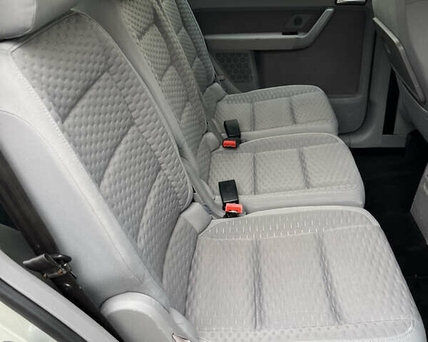 Серый Фольксваген Туран, объемом двигателя 1.6 л и пробегом 211 тыс. км за 7500 $, фото 22 на Automoto.ua