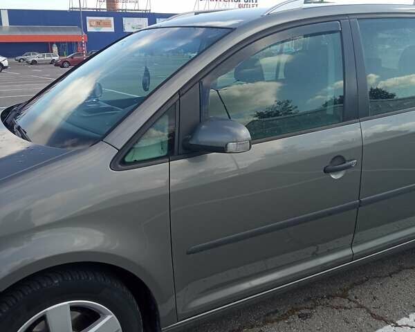 Серый Фольксваген Туран, объемом двигателя 1.9 л и пробегом 235 тыс. км за 8500 $, фото 4 на Automoto.ua