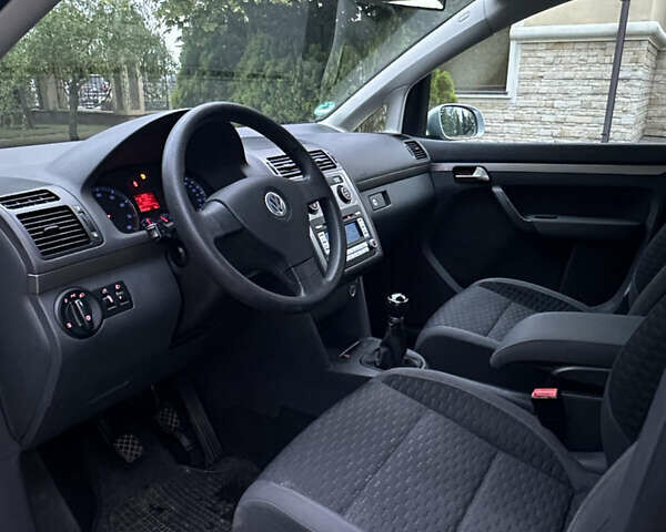 Серый Фольксваген Туран, объемом двигателя 1.6 л и пробегом 211 тыс. км за 7450 $, фото 25 на Automoto.ua