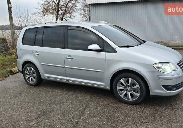 Серый Фольксваген Туран, объемом двигателя 1.97 л и пробегом 313 тыс. км за 7800 $, фото 4 на Automoto.ua