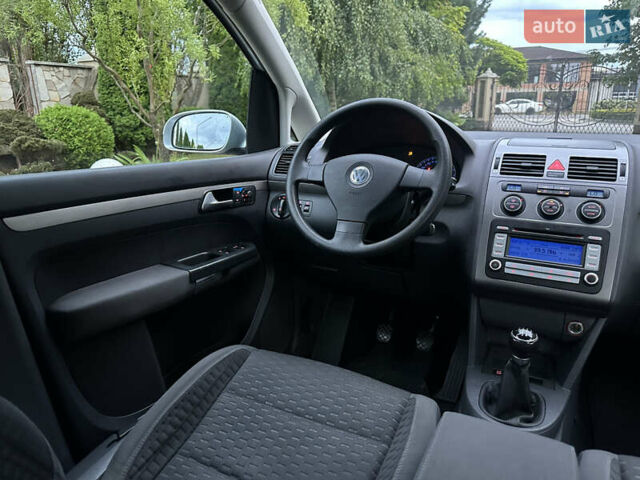 Серый Фольксваген Туран, объемом двигателя 1.6 л и пробегом 211 тыс. км за 7450 $, фото 44 на Automoto.ua
