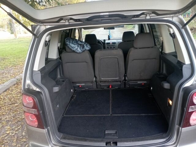 Сірий Фольксваген Туран, об'ємом двигуна 2 л та пробігом 382 тис. км за 5000 $, фото 3 на Automoto.ua