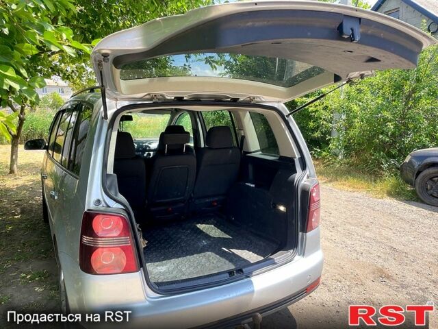 Серый Фольксваген Туран, объемом двигателя 2 л и пробегом 345 тыс. км за 6600 $, фото 2 на Automoto.ua