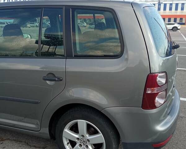 Серый Фольксваген Туран, объемом двигателя 1.9 л и пробегом 235 тыс. км за 8500 $, фото 6 на Automoto.ua