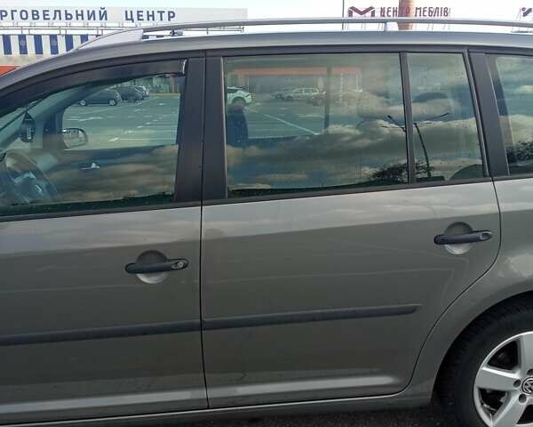 Серый Фольксваген Туран, объемом двигателя 1.9 л и пробегом 235 тыс. км за 8500 $, фото 5 на Automoto.ua