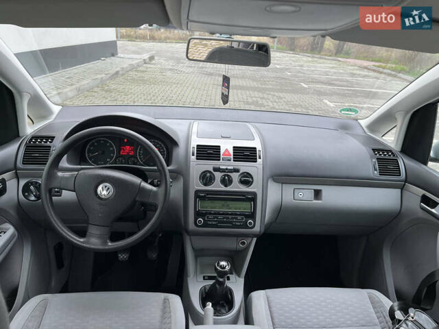 Серый Фольксваген Туран, объемом двигателя 1.6 л и пробегом 211 тыс. км за 7500 $, фото 20 на Automoto.ua