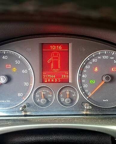 Серый Фольксваген Туран, объемом двигателя 1.4 л и пробегом 317 тыс. км за 7500 $, фото 2 на Automoto.ua