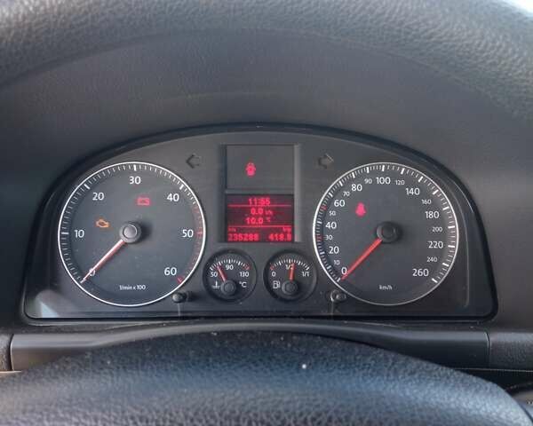 Серый Фольксваген Туран, объемом двигателя 1.9 л и пробегом 235 тыс. км за 8500 $, фото 22 на Automoto.ua