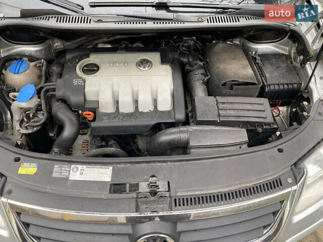 Серый Фольксваген Туран, объемом двигателя 1.98 л и пробегом 303 тыс. км за 7800 $, фото 17 на Automoto.ua