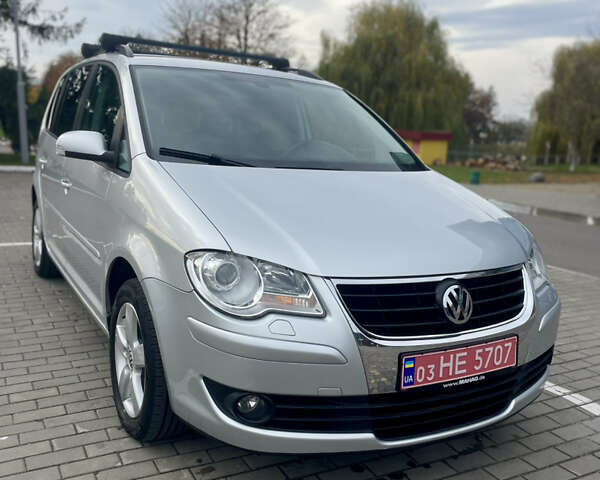 Серый Фольксваген Туран, объемом двигателя 1.6 л и пробегом 220 тыс. км за 8600 $, фото 1 на Automoto.ua