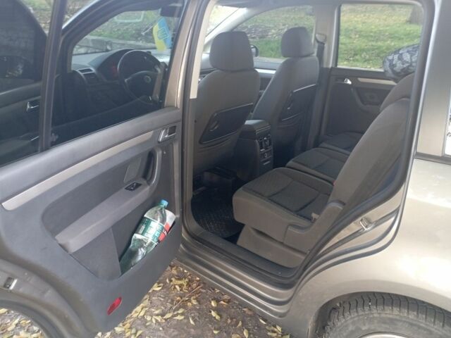 Сірий Фольксваген Туран, об'ємом двигуна 2 л та пробігом 382 тис. км за 5000 $, фото 8 на Automoto.ua