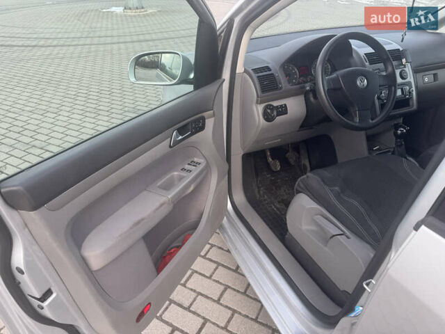 Серый Фольксваген Туран, объемом двигателя 1.6 л и пробегом 238 тыс. км за 6700 $, фото 8 на Automoto.ua