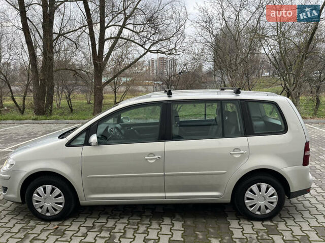 Серый Фольксваген Туран, объемом двигателя 1.6 л и пробегом 211 тыс. км за 7500 $, фото 7 на Automoto.ua