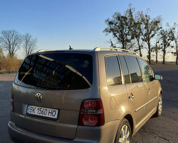 Серый Фольксваген Туран, объемом двигателя 1.39 л и пробегом 196 тыс. км за 7700 $, фото 5 на Automoto.ua