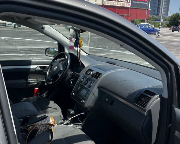 Серый Фольксваген Туран, объемом двигателя 2 л и пробегом 226 тыс. км за 10750 $, фото 10 на Automoto.ua