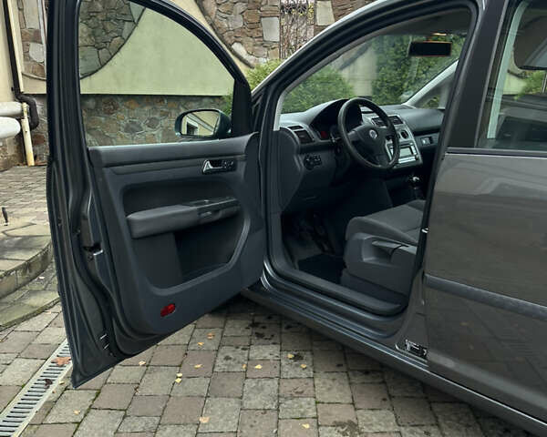 Серый Фольксваген Туран, объемом двигателя 1.6 л и пробегом 210 тыс. км за 7350 $, фото 23 на Automoto.ua