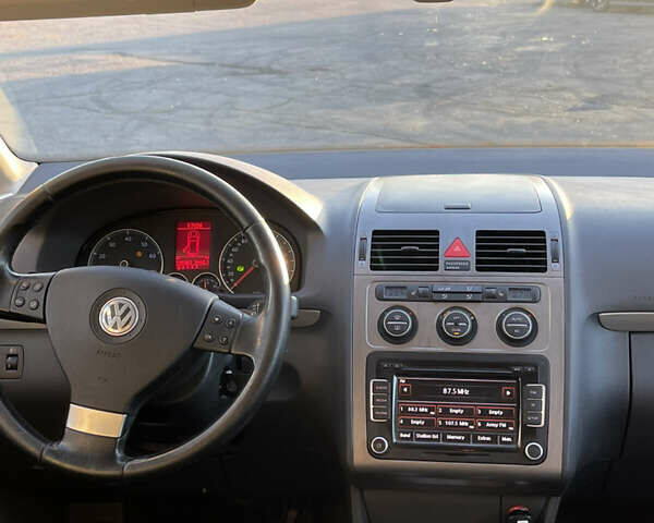 Серый Фольксваген Туран, объемом двигателя 1.39 л и пробегом 196 тыс. км за 7700 $, фото 14 на Automoto.ua