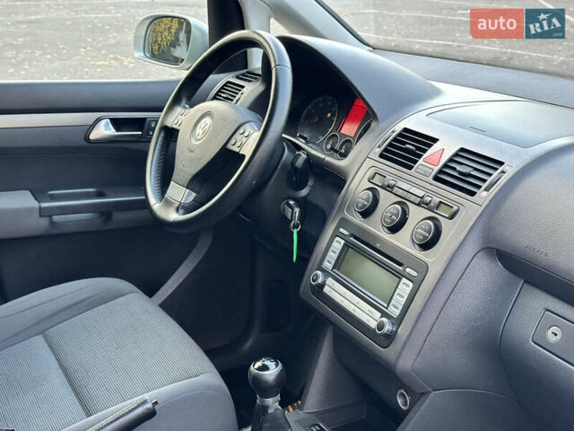 Сірий Фольксваген Туран, об'ємом двигуна 1.6 л та пробігом 196 тис. км за 8199 $, фото 71 на Automoto.ua