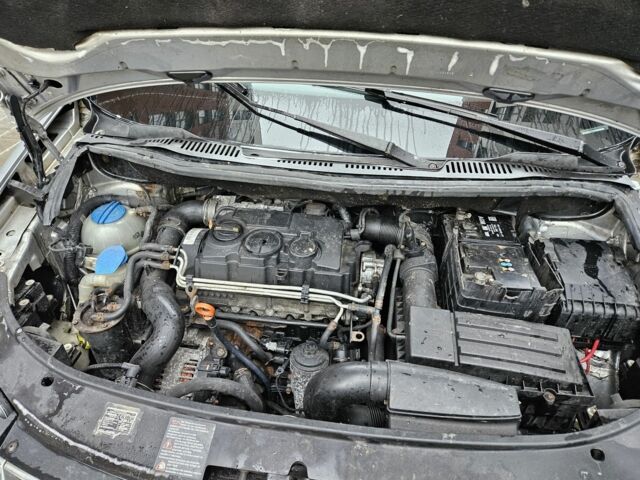 Серый Фольксваген Туран, объемом двигателя 1.9 л и пробегом 350 тыс. км за 2800 $, фото 6 на Automoto.ua