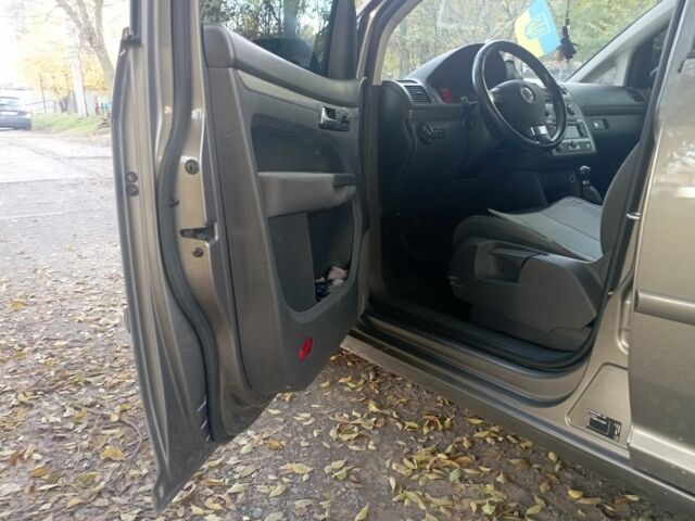 Сірий Фольксваген Туран, об'ємом двигуна 2 л та пробігом 382 тис. км за 5000 $, фото 6 на Automoto.ua