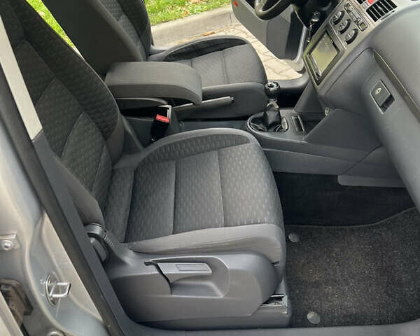 Сірий Фольксваген Туран, об'ємом двигуна 1.4 л та пробігом 193 тис. км за 6500 $, фото 60 на Automoto.ua