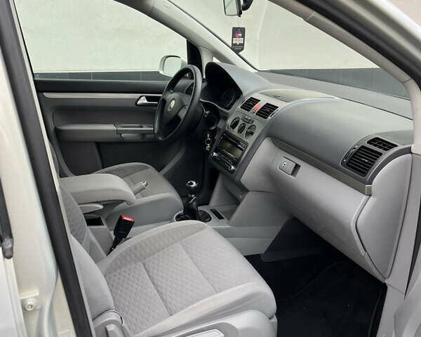 Серый Фольксваген Туран, объемом двигателя 1.6 л и пробегом 211 тыс. км за 7500 $, фото 23 на Automoto.ua