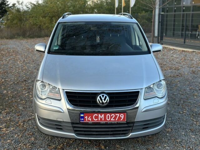 Серый Фольксваген Туран, объемом двигателя 1.6 л и пробегом 236 тыс. км за 8200 $, фото 1 на Automoto.ua