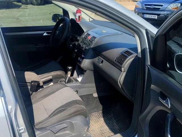 Серый Фольксваген Туран, объемом двигателя 1.6 л и пробегом 224 тыс. км за 7600 $, фото 1 на Automoto.ua