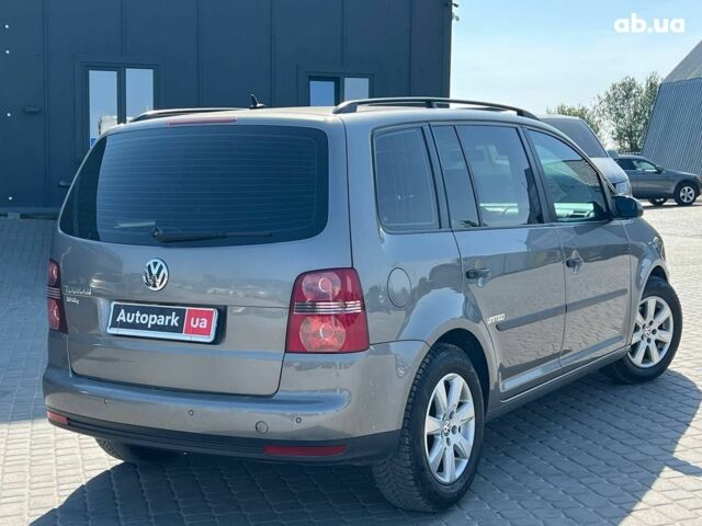 Серый Фольксваген Туран, объемом двигателя 1.6 л и пробегом 254 тыс. км за 7590 $, фото 7 на Automoto.ua