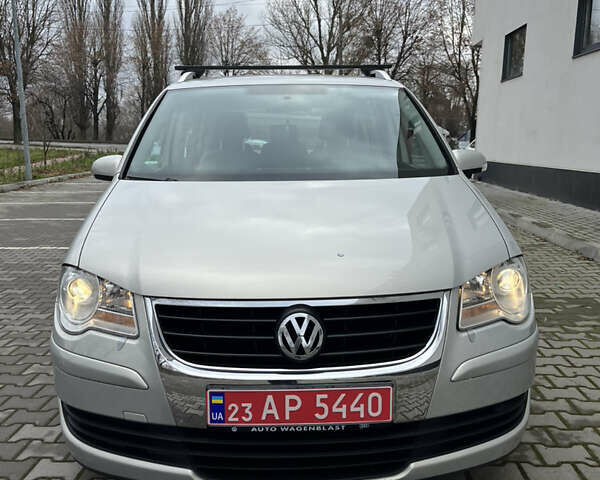 Серый Фольксваген Туран, объемом двигателя 1.6 л и пробегом 211 тыс. км за 7500 $, фото 3 на Automoto.ua