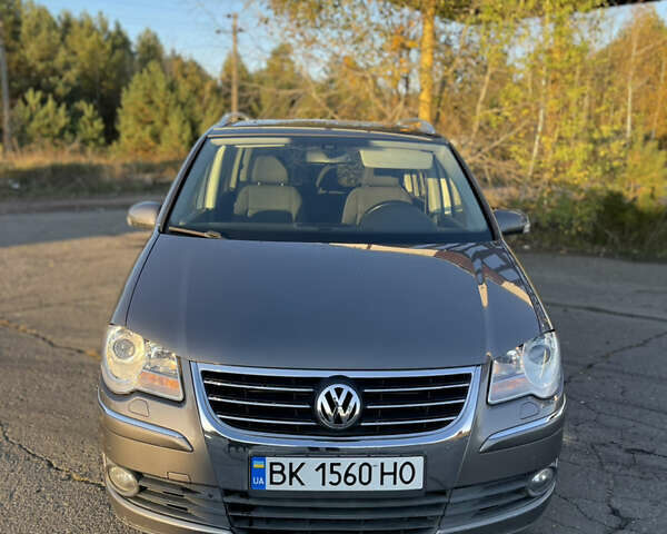Серый Фольксваген Туран, объемом двигателя 1.39 л и пробегом 196 тыс. км за 7700 $, фото 4 на Automoto.ua