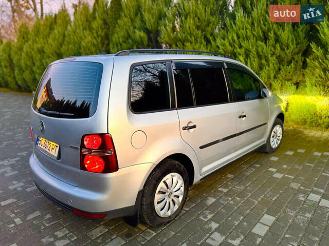 Серый Фольксваген Туран, объемом двигателя 1.98 л и пробегом 230 тыс. км за 6500 $, фото 4 на Automoto.ua