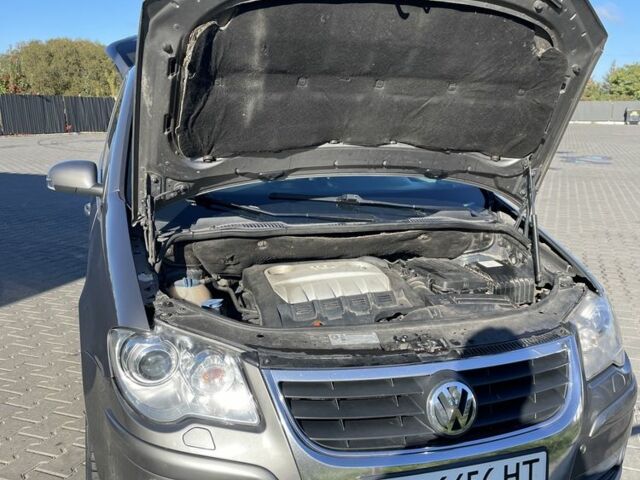 Серый Фольксваген Туран, объемом двигателя 2 л и пробегом 294 тыс. км за 8000 $, фото 7 на Automoto.ua