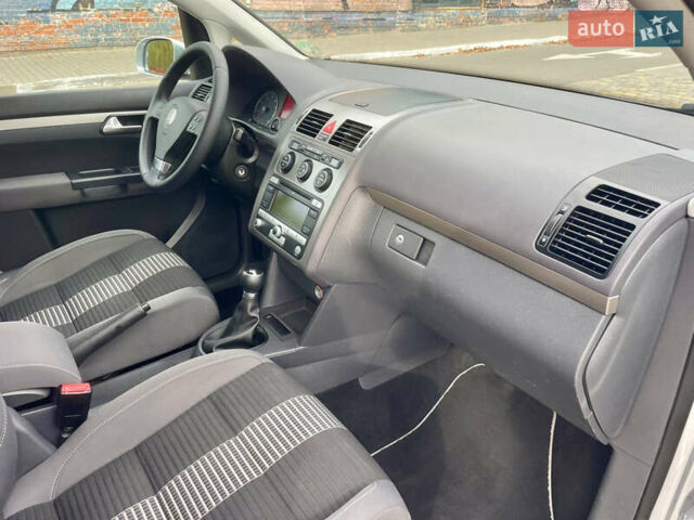 Серый Фольксваген Туран, объемом двигателя 1.6 л и пробегом 220 тыс. км за 8600 $, фото 57 на Automoto.ua