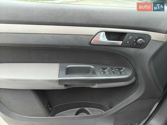 Сірий Фольксваген Туран, об'ємом двигуна 1.9 л та пробігом 263 тис. км за 8500 $, фото 6 на Automoto.ua