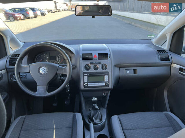 Серый Фольксваген Туран, объемом двигателя 1.4 л и пробегом 188 тыс. км за 6000 $, фото 39 на Automoto.ua
