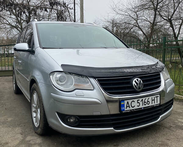 Серый Фольксваген Туран, объемом двигателя 1.98 л и пробегом 303 тыс. км за 7800 $, фото 2 на Automoto.ua