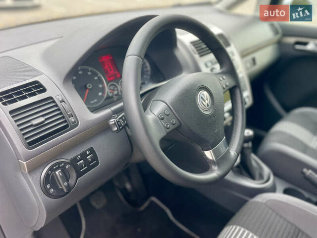 Серый Фольксваген Туран, объемом двигателя 1.6 л и пробегом 220 тыс. км за 8600 $, фото 34 на Automoto.ua