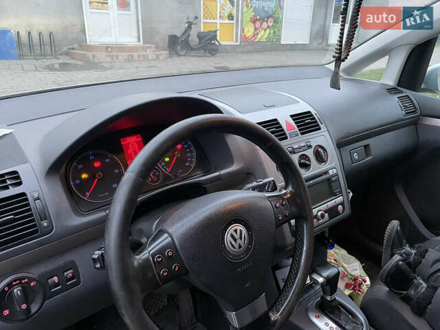 Серый Фольксваген Туран, объемом двигателя 1.97 л и пробегом 350 тыс. км за 6150 $, фото 2 на Automoto.ua