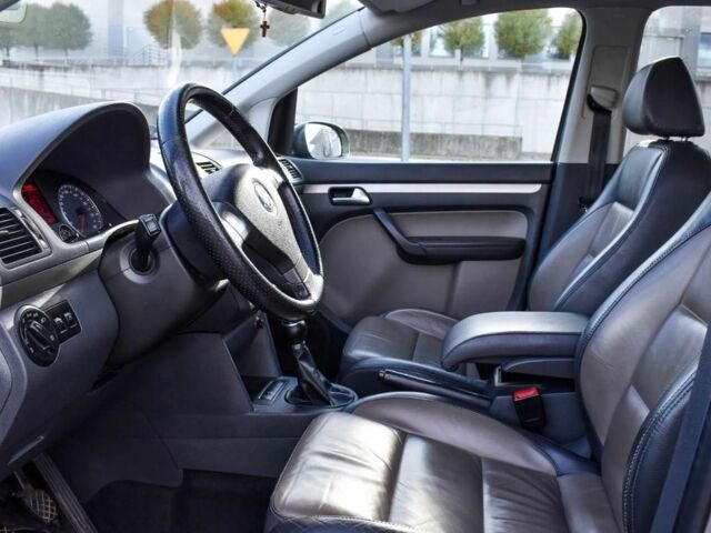 Сірий Фольксваген Туран, об'ємом двигуна 2 л та пробігом 264 тис. км за 5000 $, фото 10 на Automoto.ua