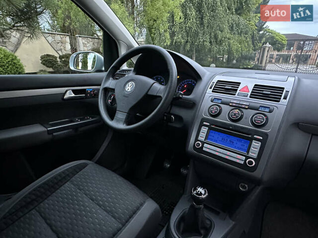 Серый Фольксваген Туран, объемом двигателя 1.6 л и пробегом 211 тыс. км за 7450 $, фото 40 на Automoto.ua