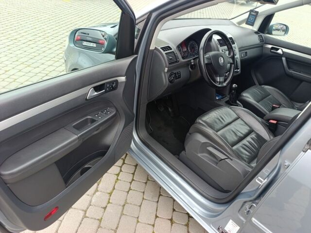 Серый Фольксваген Туран, объемом двигателя 10 л и пробегом 170 тыс. км за 7903 $, фото 3 на Automoto.ua