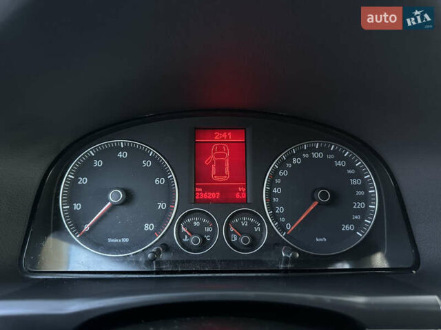 Серый Фольксваген Туран, объемом двигателя 1.6 л и пробегом 236 тыс. км за 8200 $, фото 30 на Automoto.ua