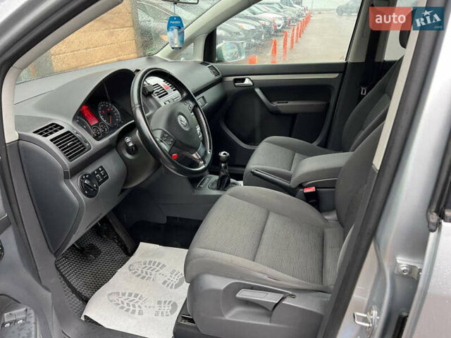 Серый Фольксваген Туран, объемом двигателя 1.9 л и пробегом 235 тыс. км за 7999 $, фото 8 на Automoto.ua