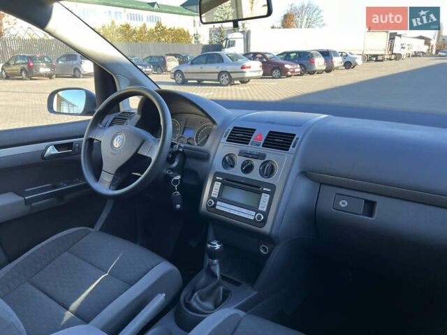 Серый Фольксваген Туран, объемом двигателя 1.4 л и пробегом 188 тыс. км за 6000 $, фото 51 на Automoto.ua