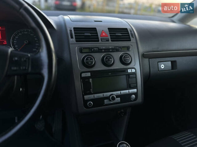 Серый Фольксваген Туран, объемом двигателя 1.6 л и пробегом 236 тыс. км за 8200 $, фото 31 на Automoto.ua